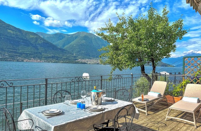 Tastefully furnished 3-room apartment on the lakefront with pool and private beach