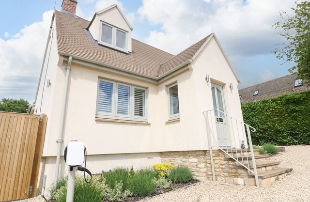 TAWNY COTTAGE, pet friendly, with hot tub in Burford