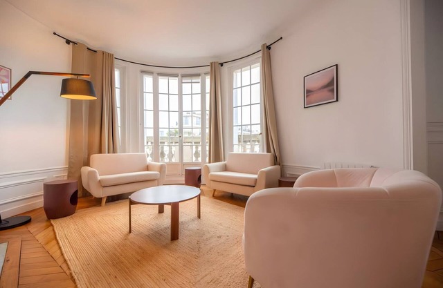 TBS 325 - Superb apartment with Eiffel Tower view