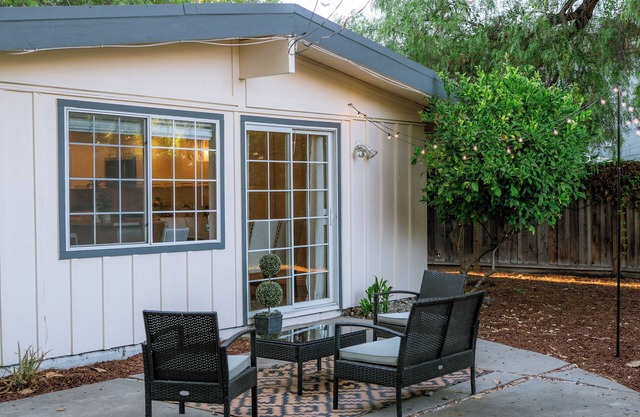 Tech Retreat: Bike-Friendly to Apple offices, Walk to Main Street Eats!
