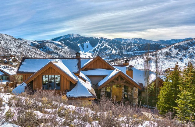 Telemark Luxury Retreat by AvantStay | Stunning Views w/Theatre Room!