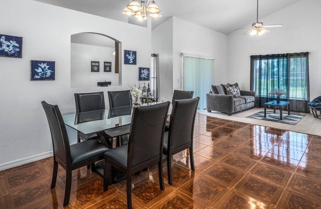 TellyCares Home- spacious 3/2, sleeps 8 people