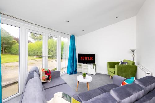 Temple by Alt-Stay - Temple Newsam 4 Bed Home Contractor and Relocation Accommodation with Ground Floor Bedroom & Bathroom, Ensuite, Kitchen, Parking, Smart TV and Wi Fi - Long Stay Ready with Weekly and Monthly Rates