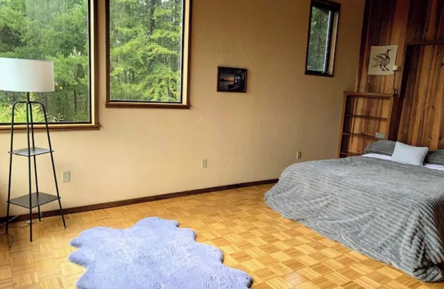 *Ten Trees* Cabin, Secluded, Near Redwood Parks
