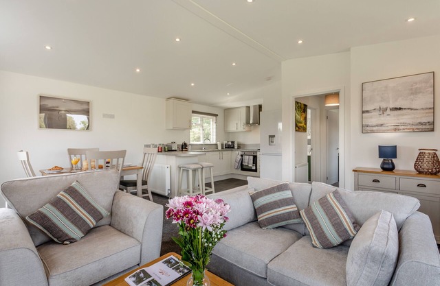 Tench Lodge - Two Bedroom House, Sleeps 4