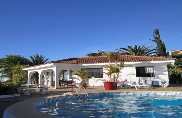 TENERIFE-CANARIAS-HOUSE - POOL-WITH-SALT-WATER-LARGE-GARDEN.