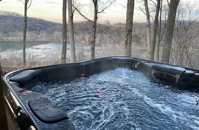 Terra Alta - Incredible River Views and Hot Tub!