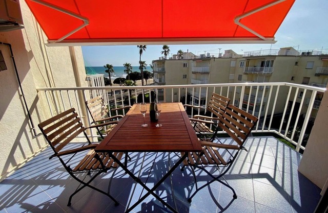 Terrace with sea view, in 1st line of sea 4mn walk from the port and the center
