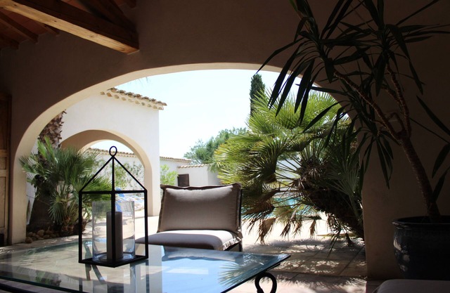 Terrasses 300 m2, Pool House 60 m2, Piscine au sel et son Jardinet Pour ce T2