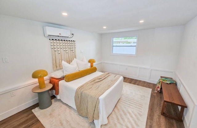 Terrific 3-bed home in St. Petersburg, large backyard, centrally located