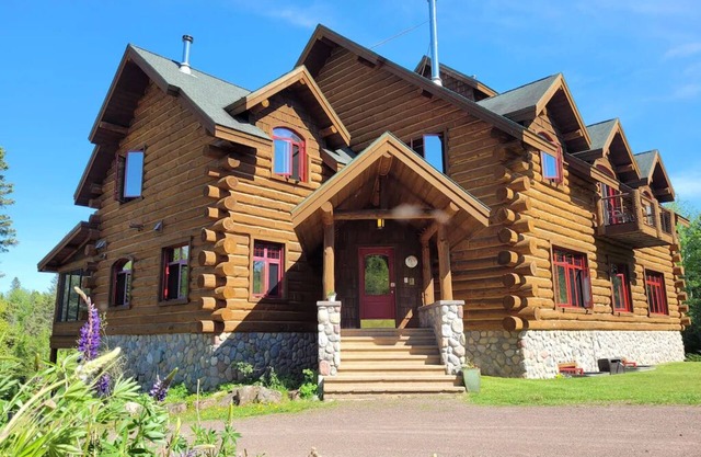 Tettegouche Lodge 8BR-6.5Bath & 32 acres of outdoors relaxation ON Baptism River