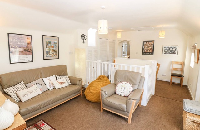 TEVIOT VIEW COTTAGE, pet friendly, with a garden in Ancrum