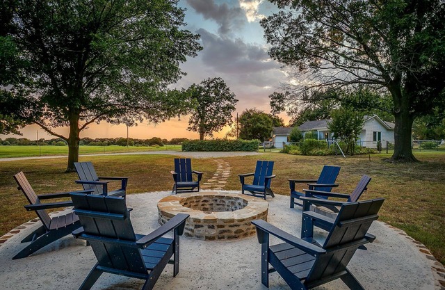 Texas Farmhouse Stay 3BR + Studio Suite