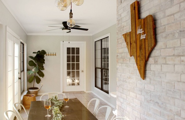 Texas Sunshine Oasis WACO/Silos/Baylor: Pool, Piano, PingPong, Pets on 1/2 acre