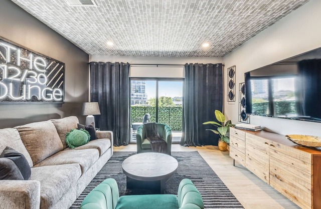 The 12/30 Lounge in Downtown Nashville - Walk to Broadway, Pool, Gym, Parking