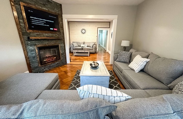 “The Allen House” Charming 3-Bed/2-Bath Sleeps 8. Fantastic location in Albany