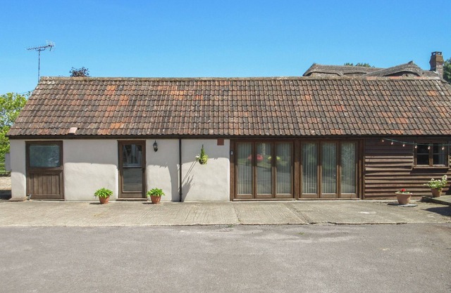 THE ANNEX PARROCKS FARM, pet friendly, with a garden in Tatworth