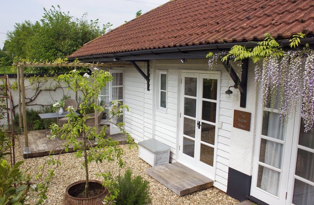 THE APPLE SHED, romantic, character holiday cottage in Exeter