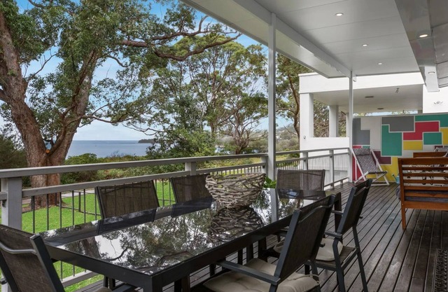 The Art Cottage- Beachfront - Pet Friendly