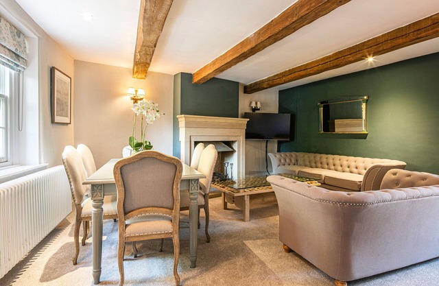 THE AUBREY, pet friendly, character holiday cottage in Bakewell