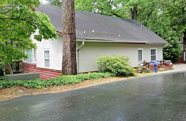 The Azalea Cottage 3 bedroom 3 bathroom- Sleeps 6 Located in Flat Rock, NC