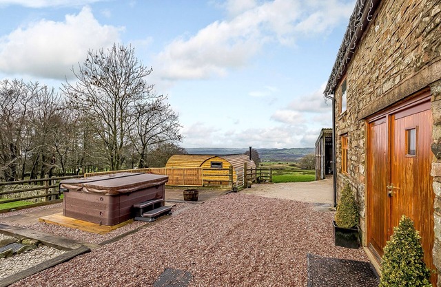 The Barn at Brambles Farm - Sleeps 6, Hot Tub