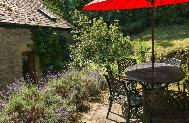 THE BARN AT SMALLDALE HALL, pet friendly, with a garden in Bradwell