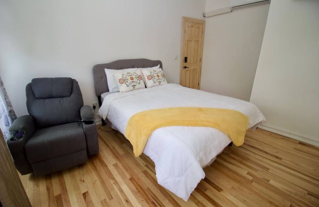 The Barton – Cozy Renovated Home in Brooklyn (3B)