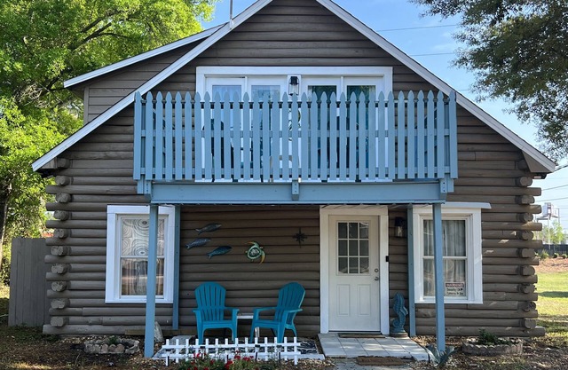 The Beach Cabin - 15 minutes from Navarre/Pensacola Beach Public Access!