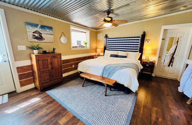 The Beach Comber - Private Room w/Pool & Hot Tub, Beach Comber - Private Room w/Pool & Hot Tub