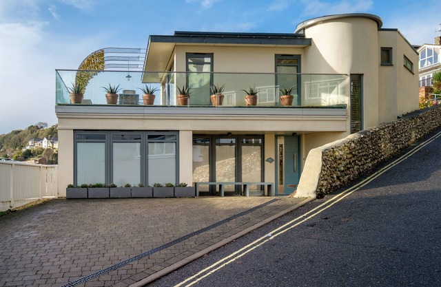 The Beach House - a house that sleeps 6 guests in 3 bedrooms