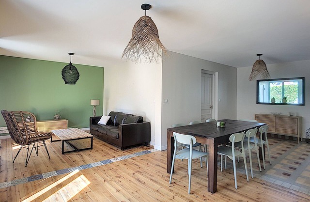 The Beach House holiday house 2 steps from the beach and shops