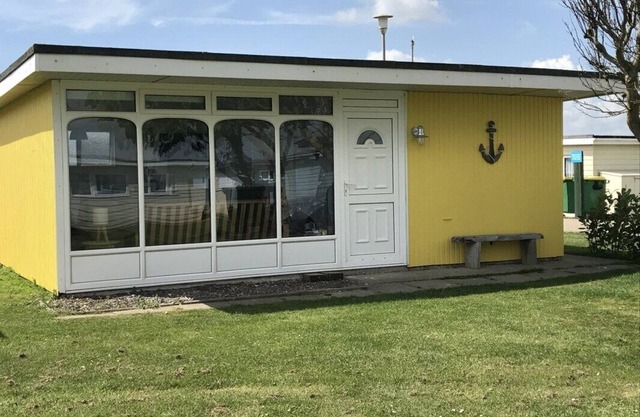 The Beach Huts - Yellow Seaside Chalet - Camber Sands