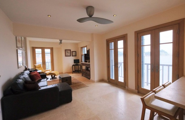 The Beachfront Villa (2nd Floor 3 Bed Apartment)