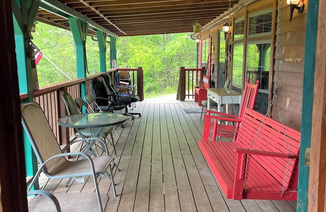 The Bears Den is a quiet cabin 30 miles from Gatlinburg and Pigeon Forge, TN.