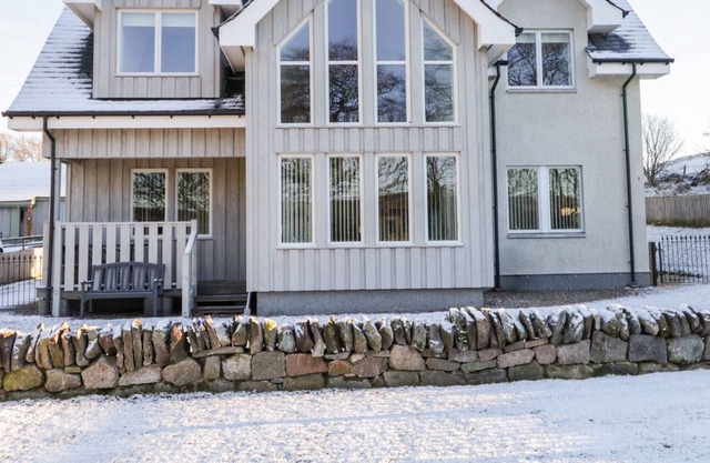 THE BEECHES, pet friendly, country holiday cottage in Forres