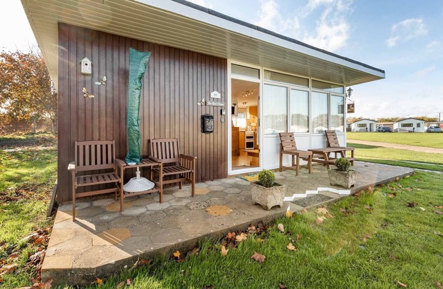 The Bees Knees,a lovely homely spacious chalet (sleeping)600yds from the beach.