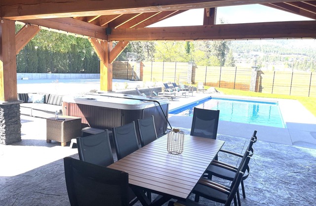 The Big Chill - Luxurious home, private pool, close to beach & wine trail