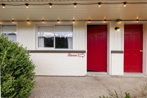 The Billy Motel Pet Friendly Room with Charm