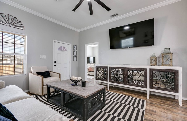 The Bird House - 3 Bedroom Downtown Nest