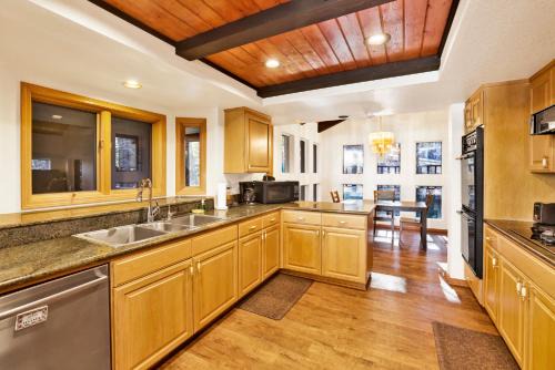 The Birdhouse at Big Bear Lake- Lakeview Family Retreat