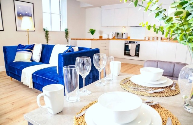 The Blue Academy Apartment - 2 Bed - Free Parking By Bevolve