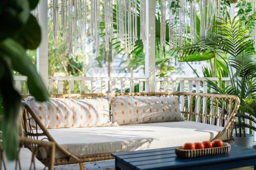 The Blue Bungalow - Peaceful, Porch, Hot Tub, Downtown