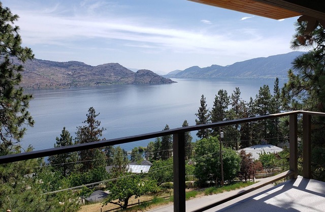 The Blue Horizon Suite - 1Bedroom 1 Bathroom with amazing lake and mountain view
