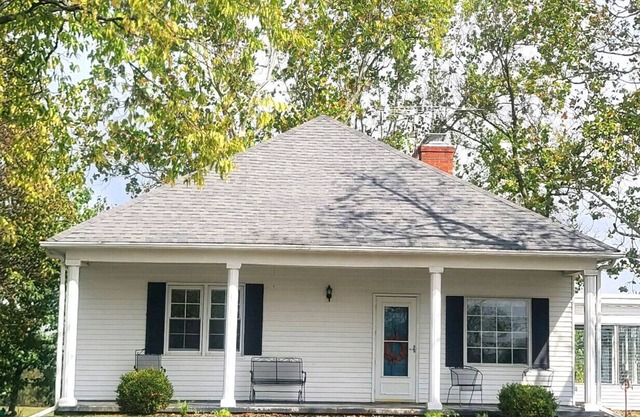 The Bluebell Farmhouse/The Ark 8.6 miles/Walmart 3 miles/Very private/CLEAN!