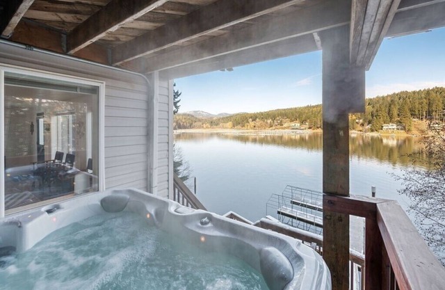 The Boathouse Large Modern Renovated Waterfront Home with Decks and Docks