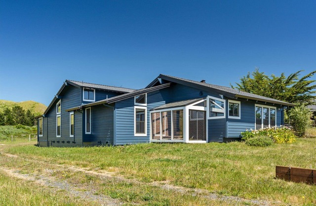 The Bodega House~Enchanting Seaside Retreat! Beach & Pastures!WiFi/Yard Games