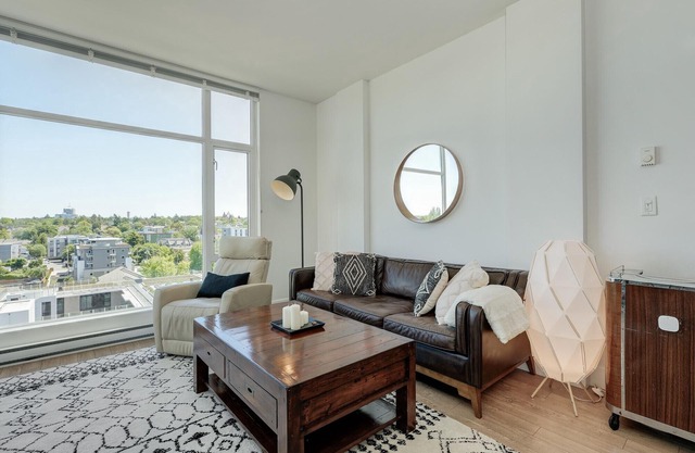 The Bohemian, min 30-Day Stays with Breathtaking Views and Home Office!