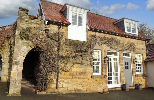 THE BOTHY, character holiday cottage, with open fire in Knaresborough