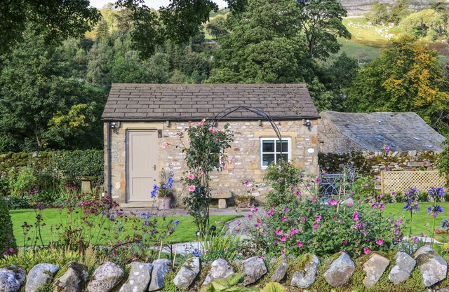 THE BOTHY, with a garden in Arncliffe